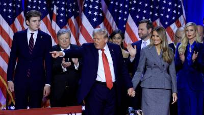 Trump junto a Melania y el resto de su familia en el discurso de la victoria.