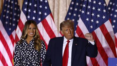 Trump anunció su candidatura para las elecciones presidenciales de 2024 acompañado de su esposa, Melania.