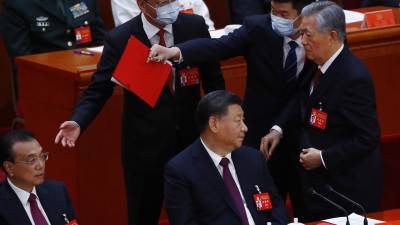 El expresidente Hu Jintao fue expulsado del Congreso frente a su sucesor, el presidente Xi Jinping.
