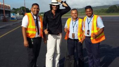 El actor se muestra muy amable con el personal del aeropuerto.