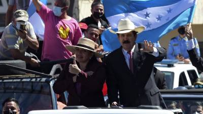 Xiomara Castro y Mel Zelaya durante su recorrido hacia el Estadio Nacional para la toma de posesión de la primera mujer presidenta de Honduras.