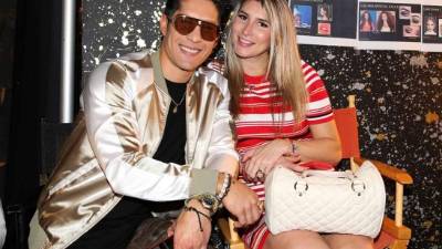 El cantante Chyno con su esposa Natasha Araos en una foto de archivo.