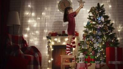 Los chicos y chicas siempre colaboran en la decoración del Árbol de Navidad.