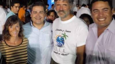 El presidente Juan Orlando Hernández asistió a los turistas australianos que sufrieron un robo en Tela. A la derecha, el alcalde de Tela, Mario Fuentes, quien también los apoyó.