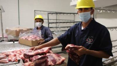 Dos empleados de la empresa procesadora de carne de res C&D, ubicada en Olancho.