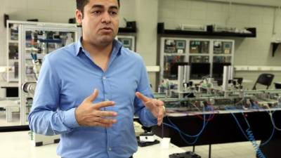 El ingeniero nuclear Carlos Montes en las salas de mecatrónica de la UTH. Foto: Amílcar Izaguirre.