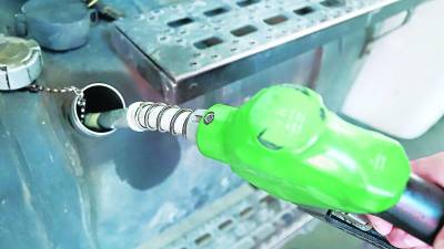 Un bombero despacha a un cliente en una zona de Honduras.