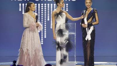 Jeannie Mai Jenkins, Olivia Culpo y Miss USA, R’Bonney Gabriel, ganadora del certamen, durante la 71.ª competencia de Miss Universo en el Centro de Convenciones Morial de Nueva Orleans.