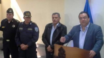 El ministro de Seguridad, Arturo Corrales, durante la conferencia de prensa, explicando el caso de los 22 policías Tigres que robaron más de un millón de dólares a los hermanos Valle.