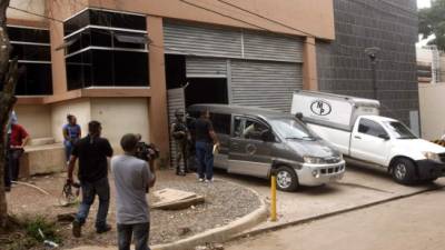 Parientes de las dos víctimas retiraron ayer los cuerpos en el edificio de Medicina Forense en la capital.