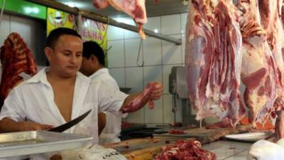 Un carnicero realiza unos cortes de carne de res para que la gente tenga varias opciones a escoger.