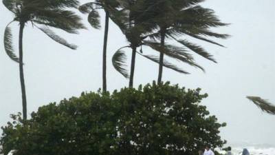 El NHC prevé que Fiona aumente su velocidad de traslación en los próximos días, lo que contribuirá todavía más a su debilitamiento. EFE/Archivo