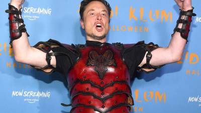 Elon Musk fue uno de los invitados especiales a la fiesta de Halloween de la ex modelo Heidi Klum.