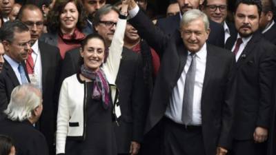 Claudia Sheinbaum y López Obrador durante la investidura de la gobernadora de Ciudad de México./AFP.