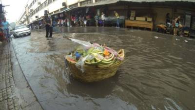 Los mercados se anegaron ayer tras las tormentas.