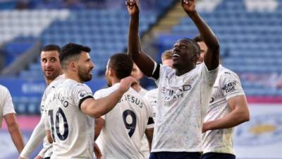 El Manchester City quedó más cerca de lograr el título de la Premier League tras ganar al Leicester. Foto AFP