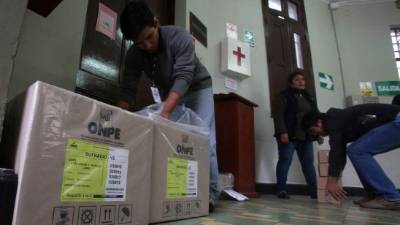Funcionarios de la Oficina Nacional de Procesos Electorales (Onpe) entregaron el material electoral en el Colegio El Olivar, ubicado en San Isidro, en Lima, Perú. Fotos: EFE/Martín Alipaz