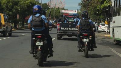 Agentes de la Policía Nacional patrullan las calles hoy, 6 de noviembre de 2021, en Managua (Nicaragua).