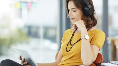 Las tabletas, bandas inteligentes y teléfonos móviles son artículos que no pueden hacer falta en la lista de cosas de la mamá tecnológica.