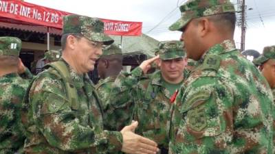 El general Rubén Alzate fue entregado al ejército colombiano junto a los otros dos rehenes que permanecían secuestrados por la guerrilla.