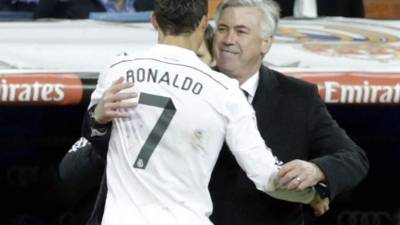 Carlo Ancelotti felicita a Cristiano Ronaldo, que ha conseguido tres goles ante el Celta de Vigo.