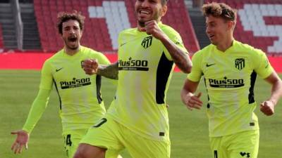 Los 'Colchoneros' obtienen una meritoria victoria ante el Granada y respiran solitarios en la cima con una ventaja de ocho puntos.