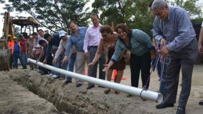El alcalde Leopoldo Crivelli junto con otras autoridades colocan el primer tubo del proyecto.