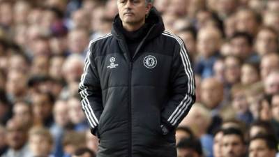 José Mourinho, observando el partido a la orilla del campo de Stamford Bridge.