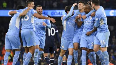 Manchester City logró una victoria valiosa frente al West Ham United en el Etihad Stadium para seguir peleando por la cima de la Premier League. Foto AFP) .