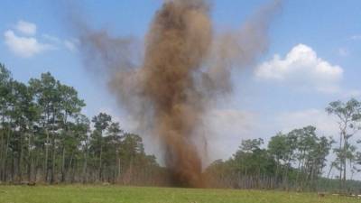 La pista de aterrizaje se explotó con dinamitas.
