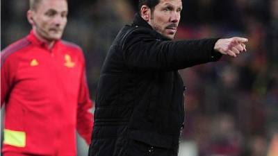 Diego Simeone, dirigiendo contra el Barcelona.