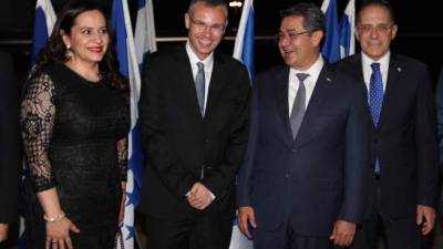 La primera dama, Ana García, y el presidente hondureño Juan Orlando Hernández son recibidos por funcionarios israelíes.