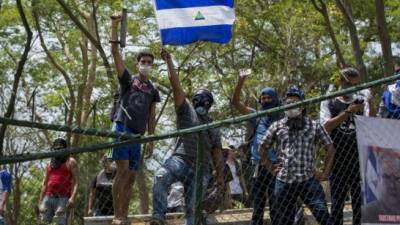 Nicaragua enfrenta hoy una tensa calma después que se registraran ayer violentos enfrentamientos entre manifestantes, antimotines y fuerzas de choque en la ciudad nicaragüense de Masaya, que dejaron decenas de heridos y varios muertos y desaparecidos.