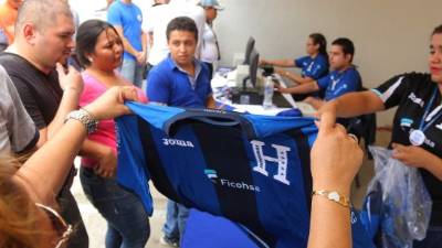 En las oficinas de Banco Ficohsa, los aficionados también buscaron comprar las camisas de la H.