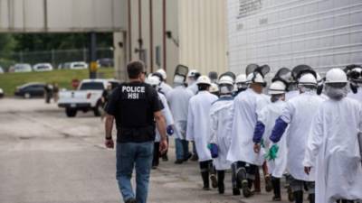 Los agentes de Migración llegaron hasta las fábricas de alimentos para arrestar a los inmigrantes.