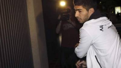 El Tribunal de Arbitraje del Deporte (TAS) ha estimado parcialmente las alegaciones presentadas por el delantero del Barcelona Luis Suárez y le permitirá entrenarse con su nuevo equipo, aunque mantiene la sanción impuesta por la FIFA de cuatro meses y nueve partidos sin jugar con la selección uruguaya.