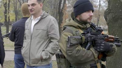 Roman Lyagin, jefe de la comisión electoral de la República Popular de Donetsk, inspecciona los puestos electorales. efe