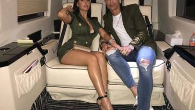 Cristiano Ronaldo decidió olvidarse por un rato del fútbol y ha disfrutado de unas merecidas vacaciones al lado de su amada Georgina Rodríguez. El astro portugués y su chica han presumido de su amor en las redes sociales. Fotos Instagram.