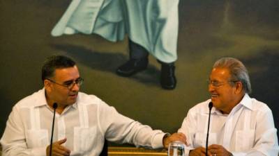El presidente saliente de El Salvador, Mauricio Funes, conversa con el presidente electo Salvador Sánchez Cerén durante una reunión del equipo de transición.