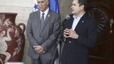 El presidente del Congreso Nacional, Mauricio Oliva, y el mandatario Juan Orlando Hernández