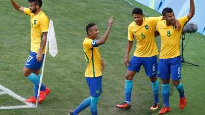 Los jugadors de Brasil celebran con su afición.