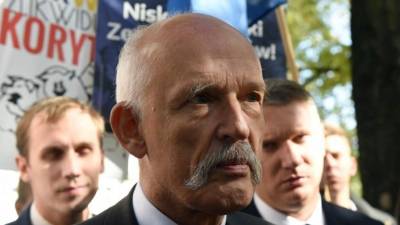 El diputado polaco Janusz Korwin-Mikke generó polémica al hacer el saludo nazi durante una conferencia.
