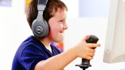 Los niños aficionados a juegos violentos pueden tener conductas agresivas.