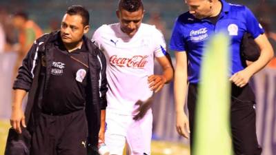 Luis Garrido abandonó el campo con gestos de dolor en el rostro.