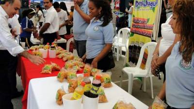 Evento. Dos microempresarios muestran sus productos.
