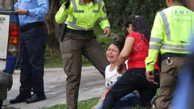 Parientes lloran desconsolados en la escena del crimen.