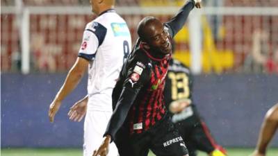Jerry Palacios corre a celebrar uno de sus goles con la Liga Deportiva Alajuelense ante Cartaginés.