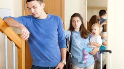 Pope Francis leaves at the end of the Via Crucis (Way of the Cross) torchlight procession at the Colosseum on Good Friday, on March 30, 2018 in Rome. Christians around the world are marking the Holy Week, commemorating the crucifixion of Jesus Christ, leading up to his resurrection on Easter. / AFP PHOTO / Filippo MONTEFORTE