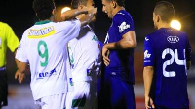 'Rambo' de León y César Oseguera casi se van a los golpes.