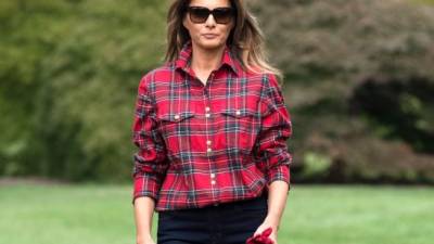 La primera dama estadounidense, Melania Trump, protagoniza un nuevo escándalo en la Casa Blanca tras revelarse que obtuvo en 2001 la residencia permanente en EEUU gracias a un programa para extranjeros con 'capacidades extraordinarias' que se conoce popularmente como la 'visa Einstein'.